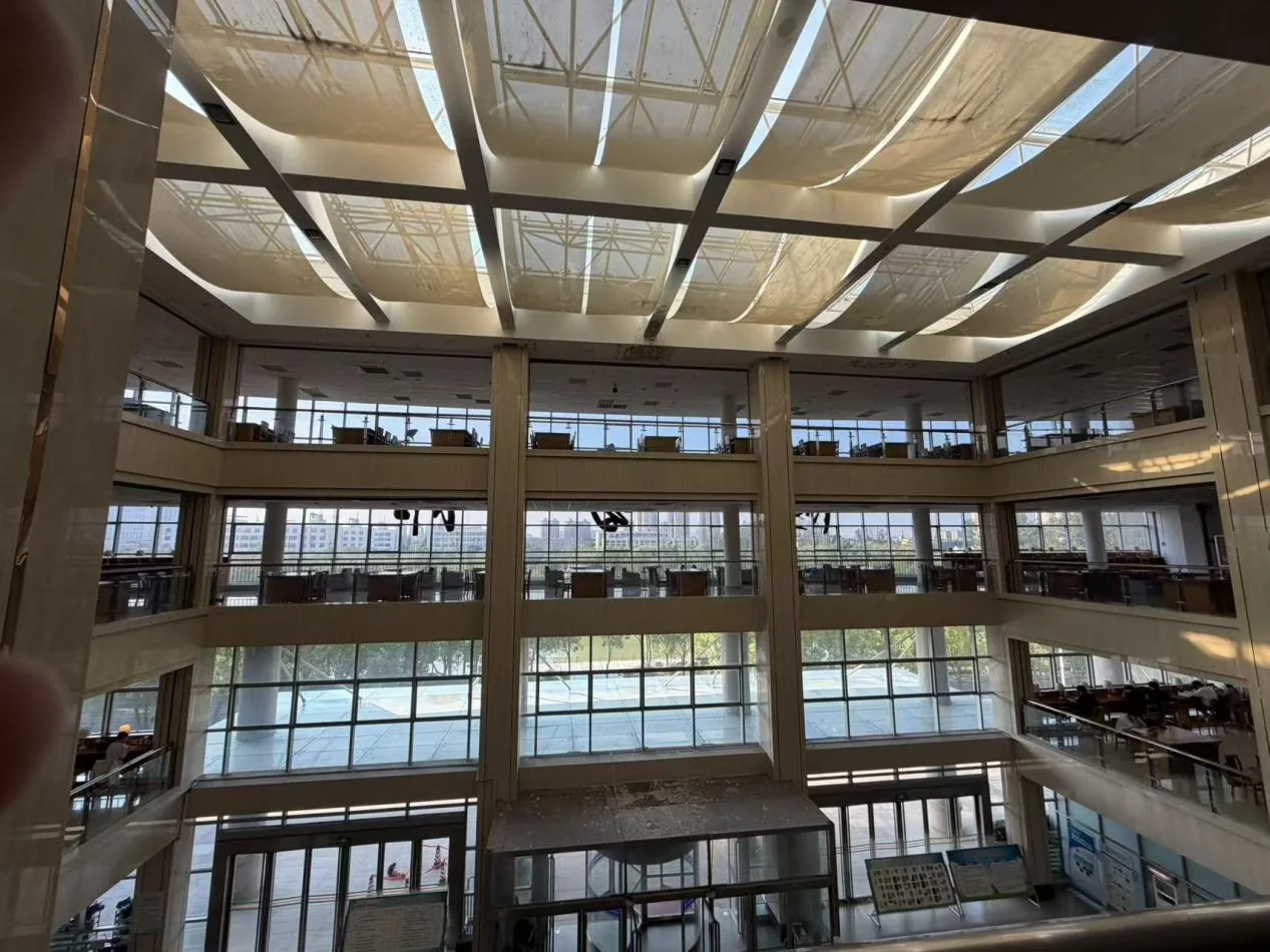 南阳理工学院图书馆中庭实拍
