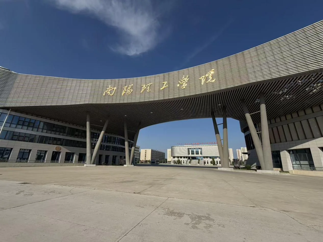 南阳理工学院主教学区实拍